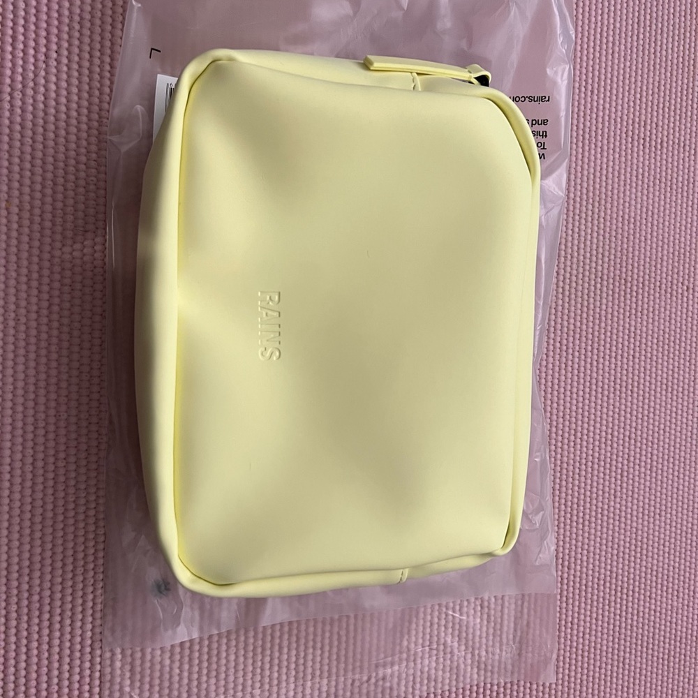Yellow Rains Box Bag in Straw